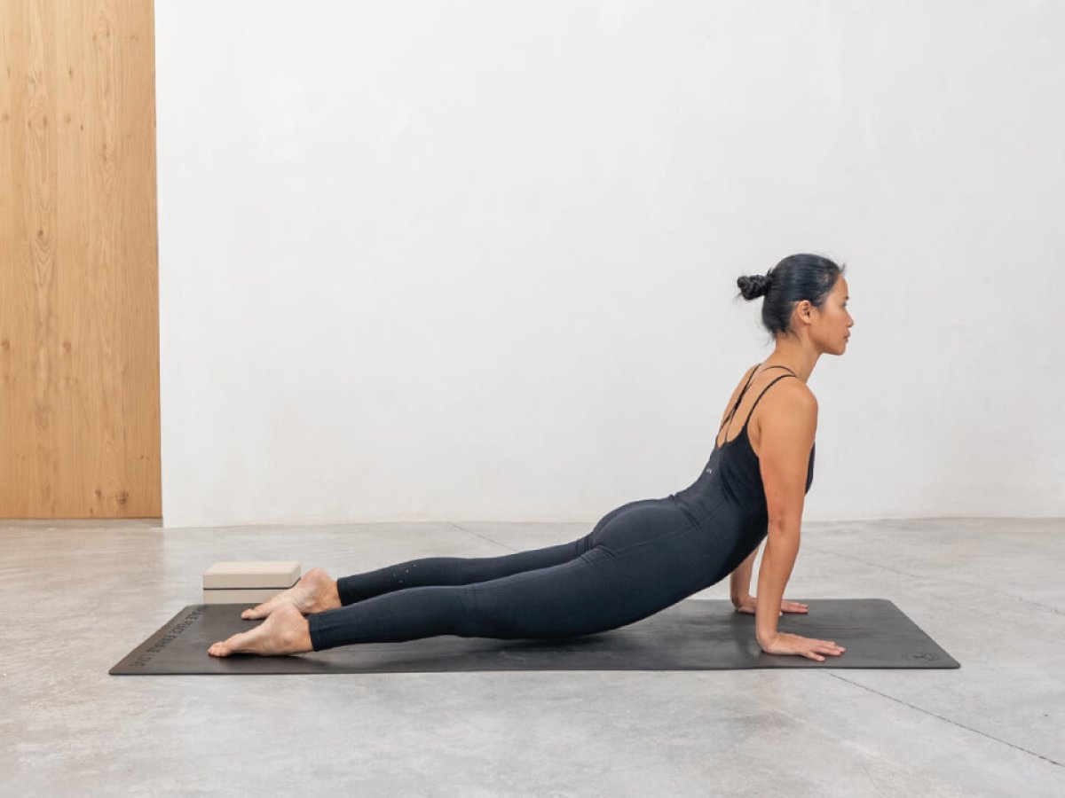 yoga: diferencia entre cobra y perro mirando arriba