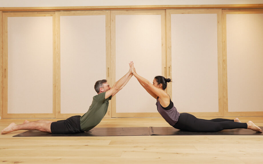 5 posiciones de yoga en pareja fáciles - Xuan Lan Yoga