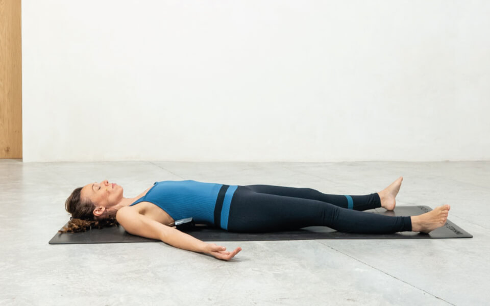 savasana postura del cadaver en yoga