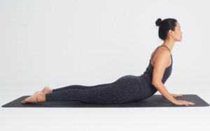 postura de la cobra en yoga