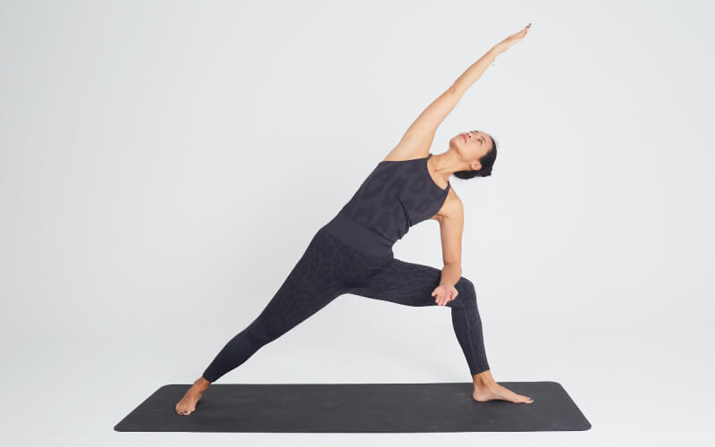 Parsvakonasana, una postura que fortalece muslos y glúteos - Xuan Lan Yoga