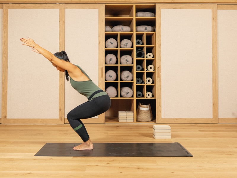 Todo lo que necesitas para hacer ejercicios de yoga en casa a