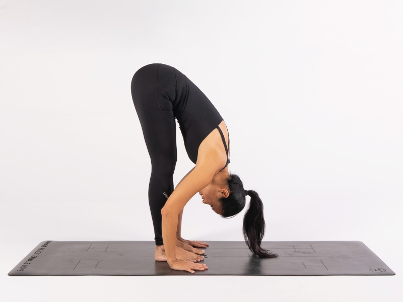 uttanasana postura de la pinza en yoga