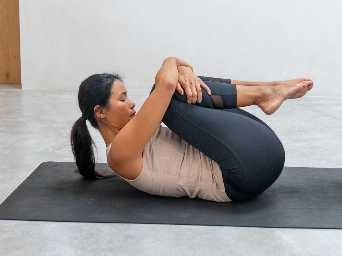 Apasana, postura de yoga para la ciática