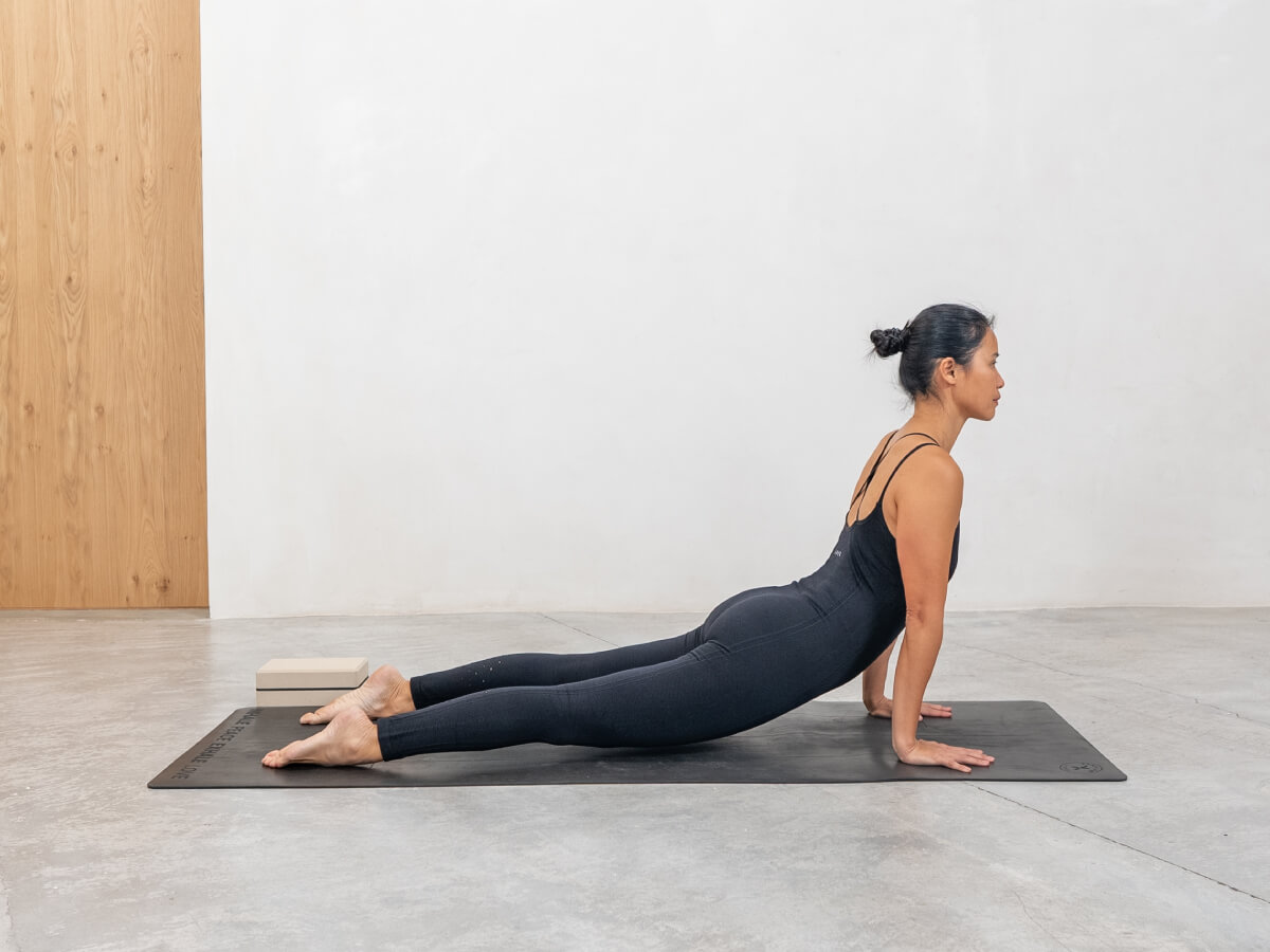 postura de la cobra de yoga para contrarrestar el sedentarismo